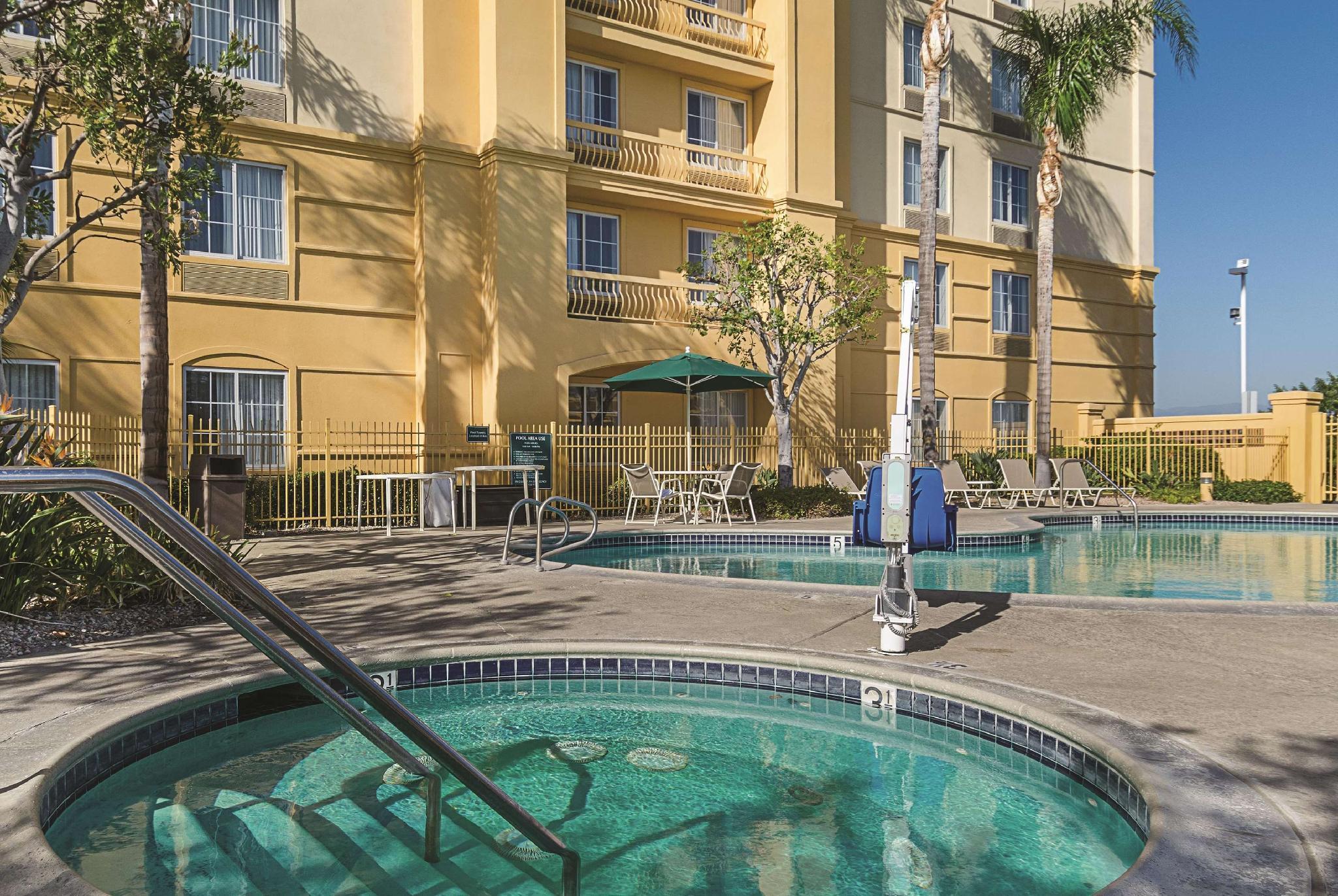 La Quinta Inn & Suites By Wyndham Ontario Airport Екстериор снимка