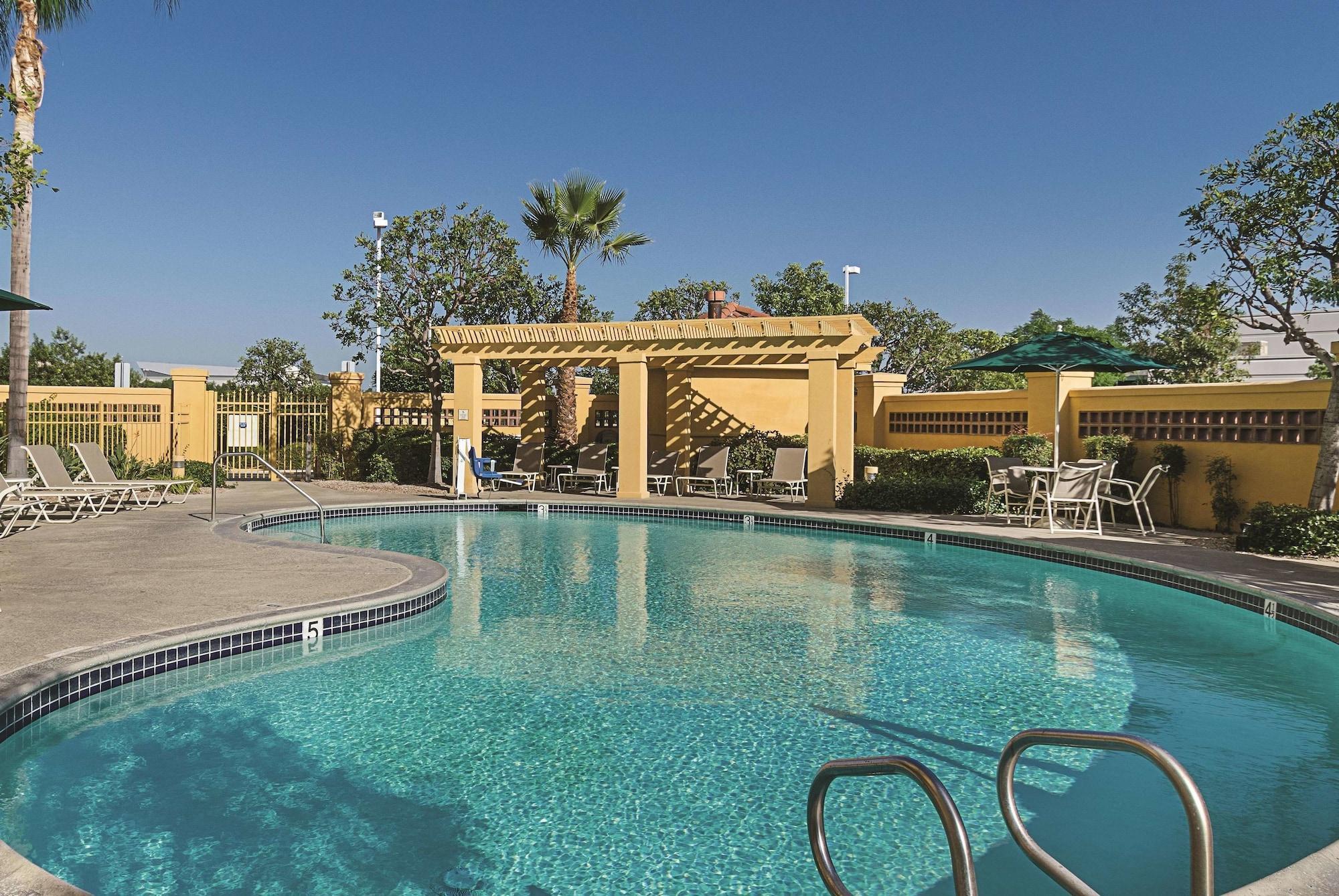 La Quinta Inn & Suites By Wyndham Ontario Airport Екстериор снимка
