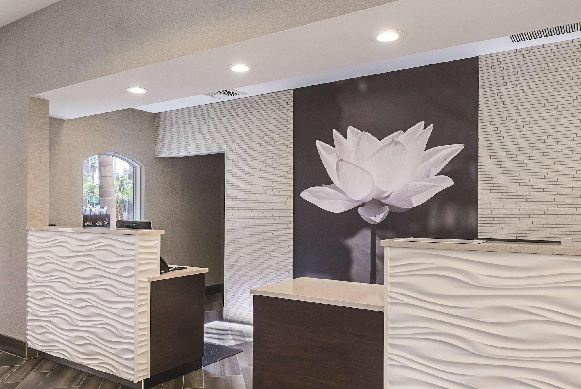 La Quinta Inn & Suites By Wyndham Ontario Airport Екстериор снимка