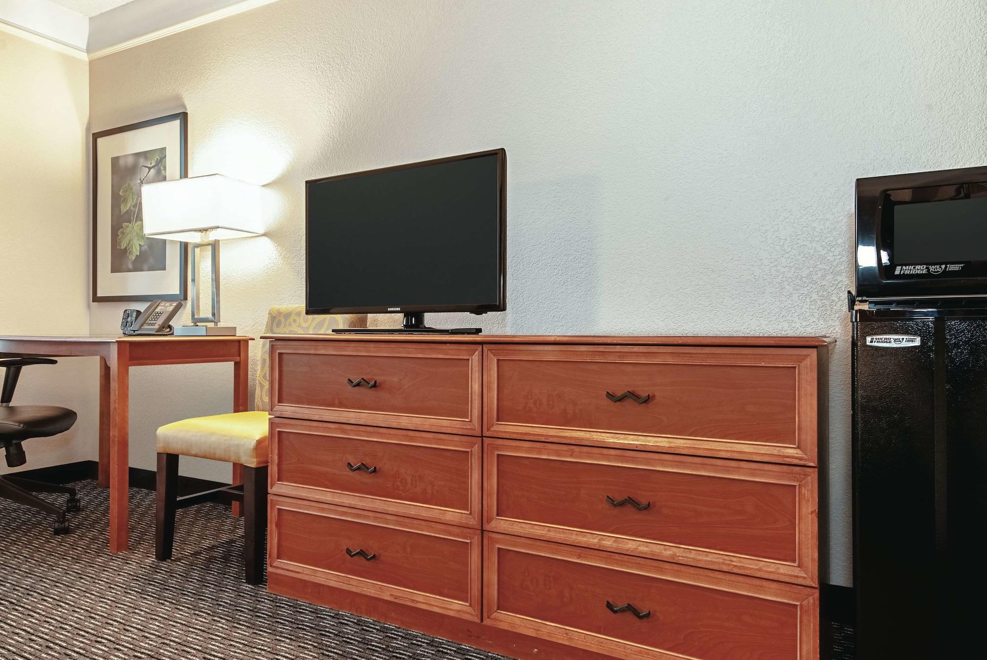 La Quinta Inn & Suites By Wyndham Ontario Airport Екстериор снимка