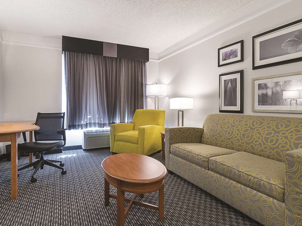 La Quinta Inn & Suites By Wyndham Ontario Airport Стая снимка